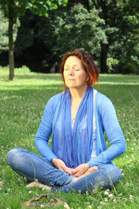 Bild der Schamanin Tokana bei der Durchführung einer schamanischen Reise während eines spirituellen Workshops