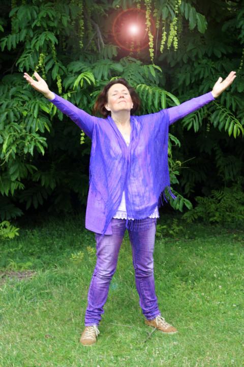 Bianka-Maria Meyer die Stadtschamin und Schamanin Tokana bei der schamanischen Arbeit im freien.