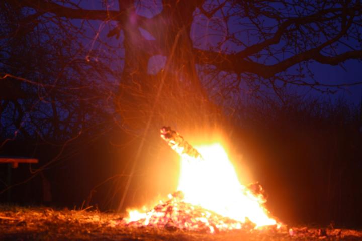 wärmendes Lagerfeuer beim Jahreskreisfest der Tokana Naturheilakademie