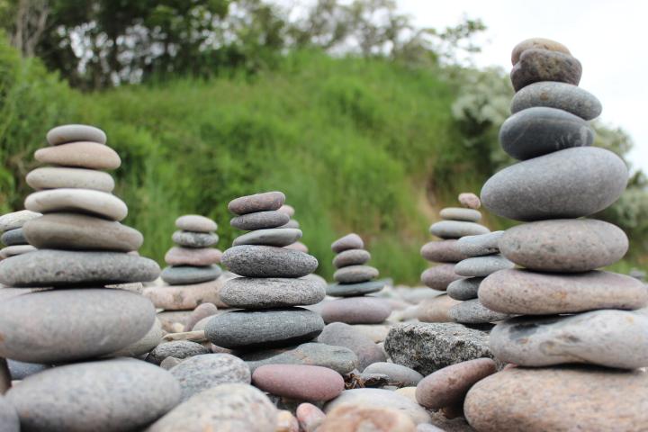 Zu Türmen aufgestellte Steine an der Ostsee
